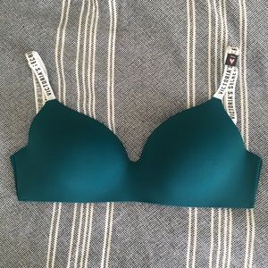 Victoria’s Secret Wireless Tee shirt bra